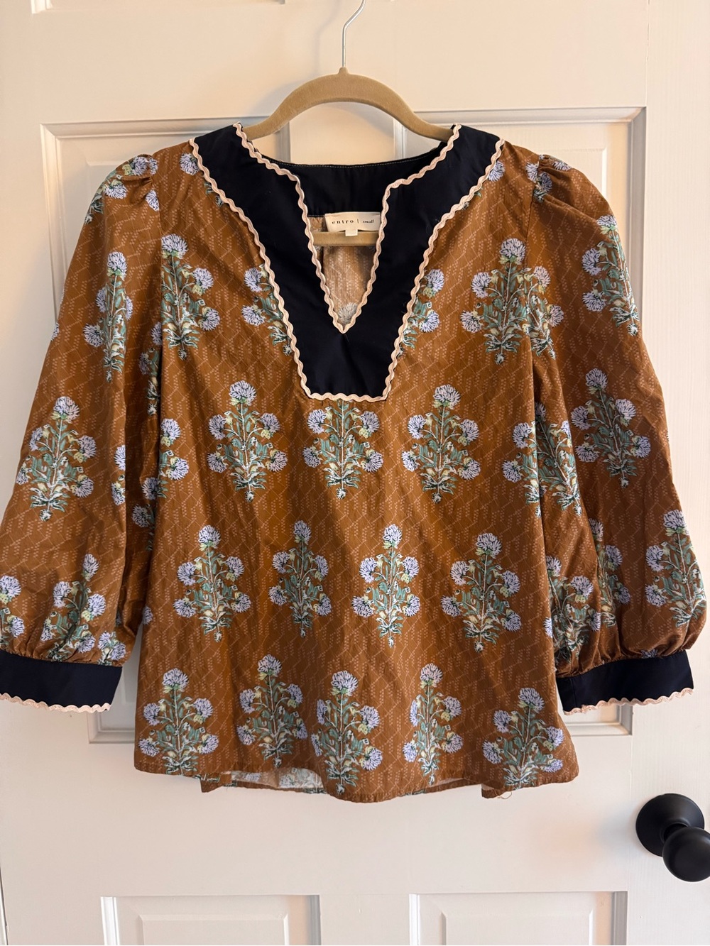 Entro Size Small Boutique Style Brown Floral Puff Sleeve Blouse with Navy Trim